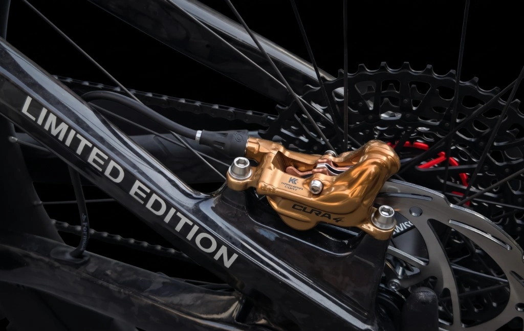 Bezprzewodowy napęd SRAM X0 Eagle AXS i hamulce Formula Cura 4 Gold Kashima Coat